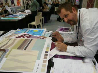 ����ɫ�ʴ��ϵ��{ɫ��