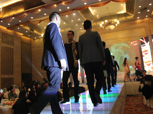 �Pʢ���{�{paisley��׌��(m��ng)���v�w