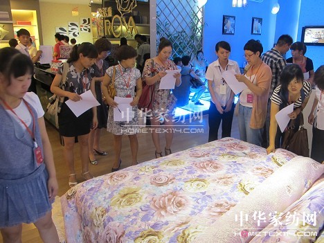 2012���Z�š��A(y��ng)•δ��(l��i)�����̕�(hu�� )�A�M(m��n)�ɹ�