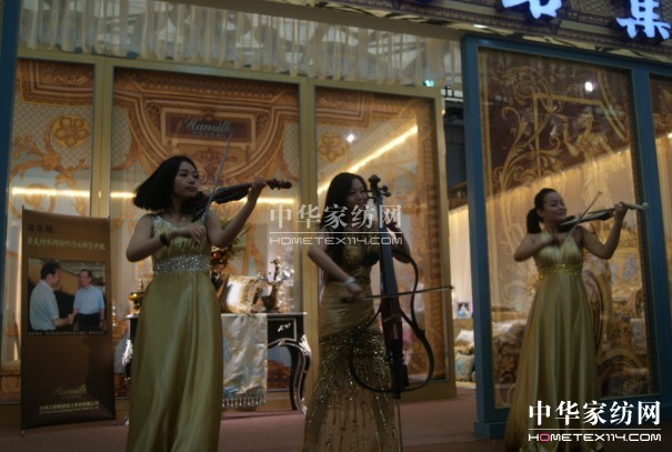 �Ҽ�չ������Ů+С��������