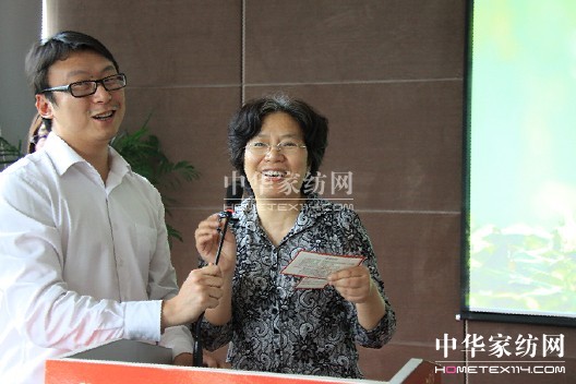 �Ϸ�����ж�32�d�����ػݹ��A�M(m��n)��Ļ